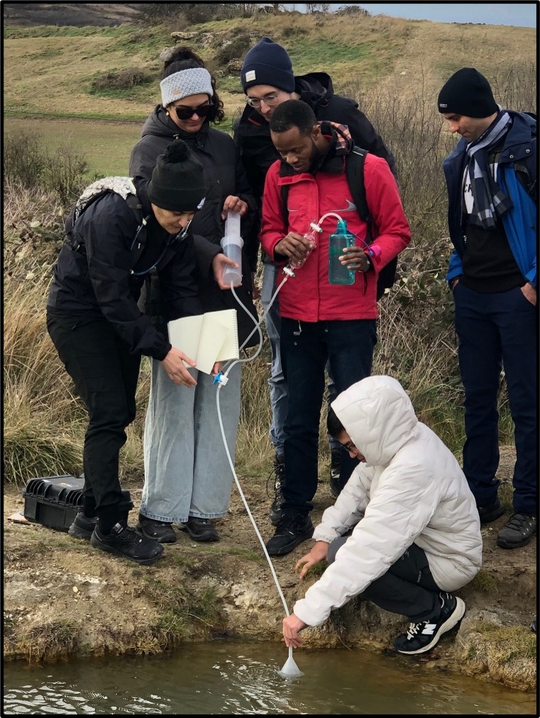 ��tudiants se formant �� la mesure des gaz dissous en solution